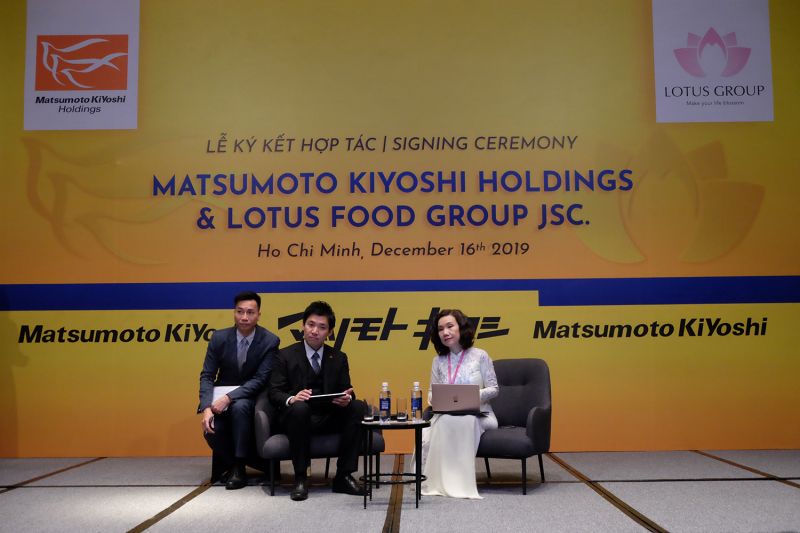 Ông Hiroki Miyaoka và bà Lê Vân Mây trả lời báo chí Ông Hiroki Miyaoka và bà Lê Vân Mây trả lời báo chí